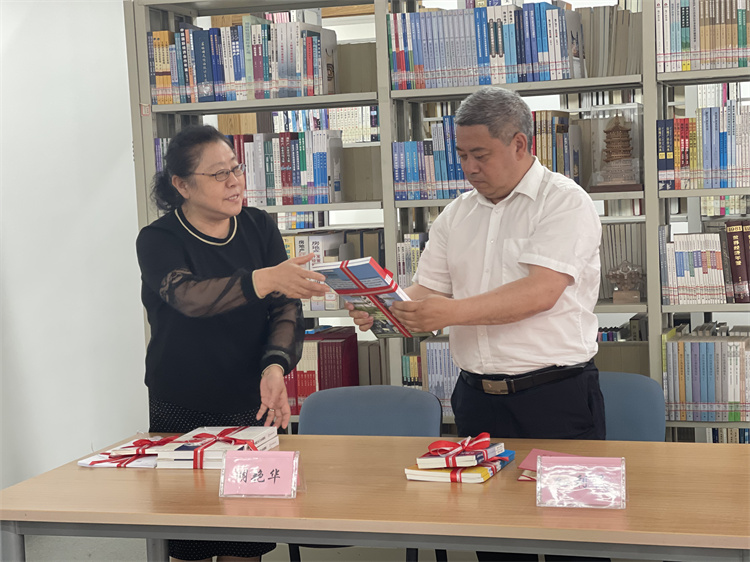 贈(zèng)書儀式.jpg